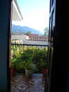 Padcaya - uitzicht uit de kamer op de patio, druiven en bergen
