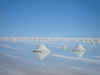 Salar de Uyuni - hoopjes zout weerspiegelen
