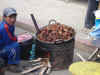 Chalhuanca - 's morgens vroeg markt op het pleintje: kippepootjes