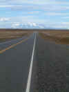 Andes doemt op; nog steeds een lange lege weg...